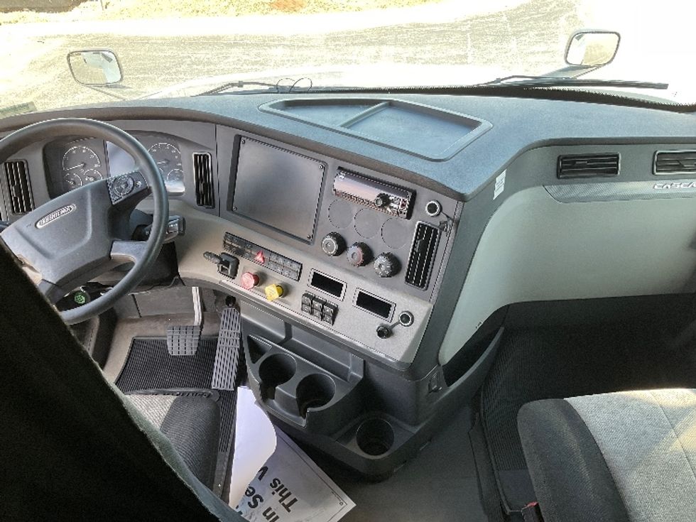 Sleeper Tractor-Heavy Duty Tractors-Freightliner-2019-T12664ST-Cambridge-ON-882,427\n\t\tkm-$ 61,250 - Image 12