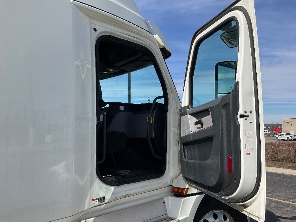 Sleeper Tractor-Heavy Duty Tractors-Freightliner-2019-T12664ST-Cambridge-ON-882,427\n\t\tkm-$ 61,250 - Image 13