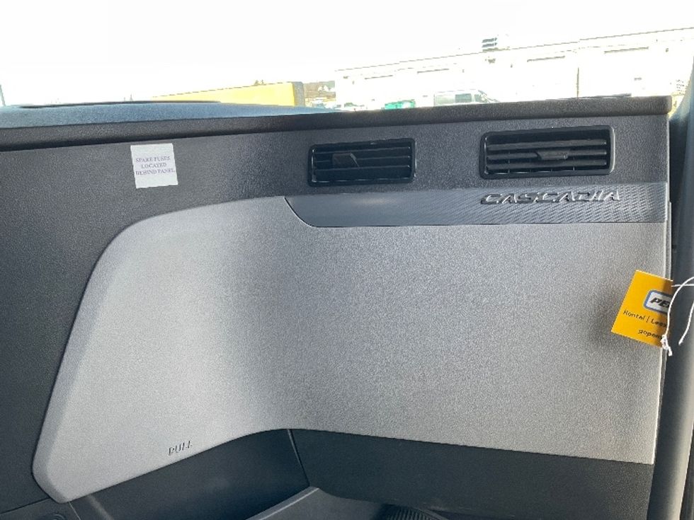 Sleeper Tractor-Heavy Duty Tractors-Freightliner-2019-T12664ST-Cambridge-ON-882,427\n\t\tkm-$ 61,250 - Image 14