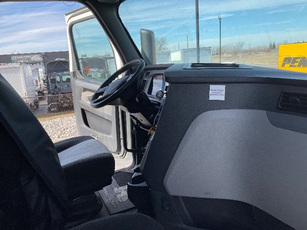 Sleeper Tractor-Heavy Duty Tractors-Freightliner-2019-T12664ST-Cambridge-ON-882,427\n\t\tkm-$ 61,250 - Image 15