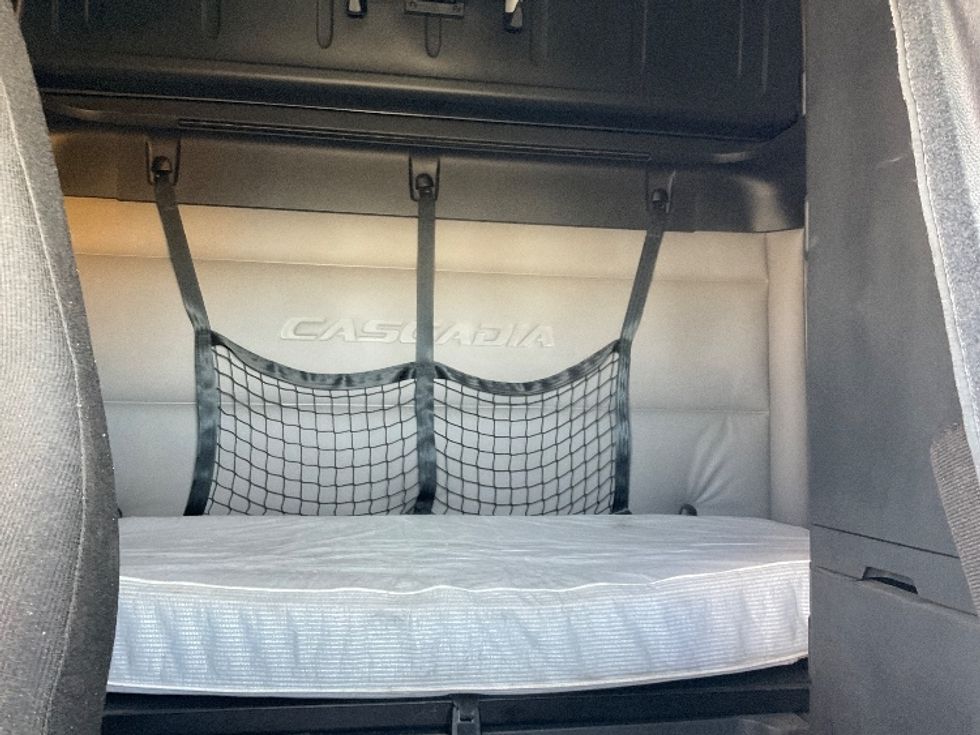 Sleeper Tractor-Heavy Duty Tractors-Freightliner-2019-T12664ST-Cambridge-ON-882,427\n\t\tkm-$ 61,250 - Image 16