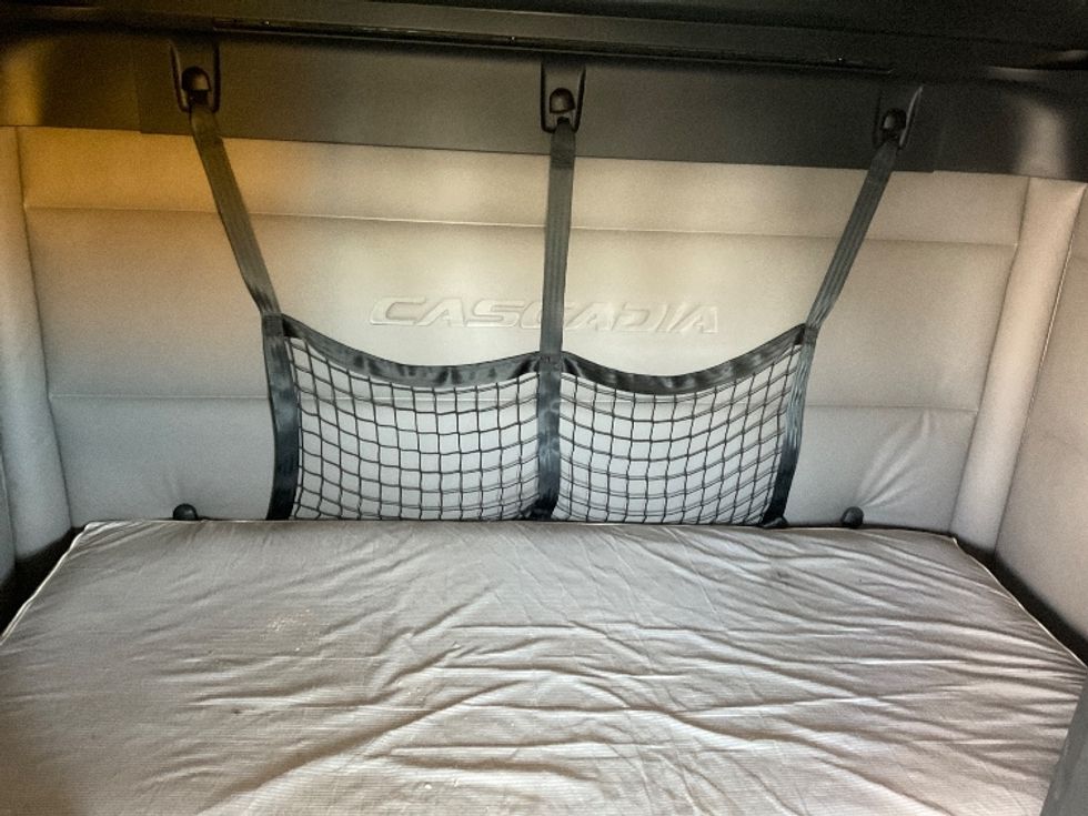 Sleeper Tractor-Heavy Duty Tractors-Freightliner-2019-T12664ST-Cambridge-ON-882,427\n\t\tkm-$ 61,250 - Image 17