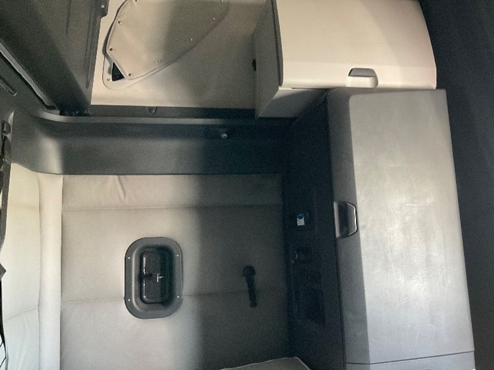 Sleeper Tractor-Heavy Duty Tractors-Freightliner-2019-T12664ST-Cambridge-ON-882,427\n\t\tkm-$ 61,250 - Image 18