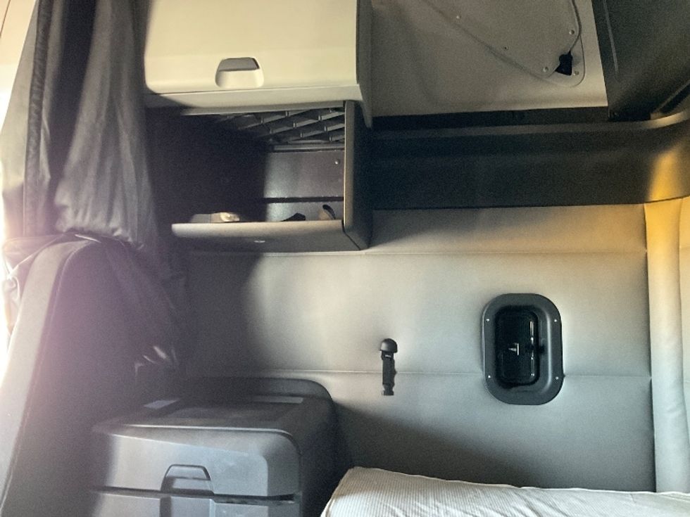 Sleeper Tractor-Heavy Duty Tractors-Freightliner-2019-T12664ST-Cambridge-ON-882,427\n\t\tkm-$ 61,250 - Image 19