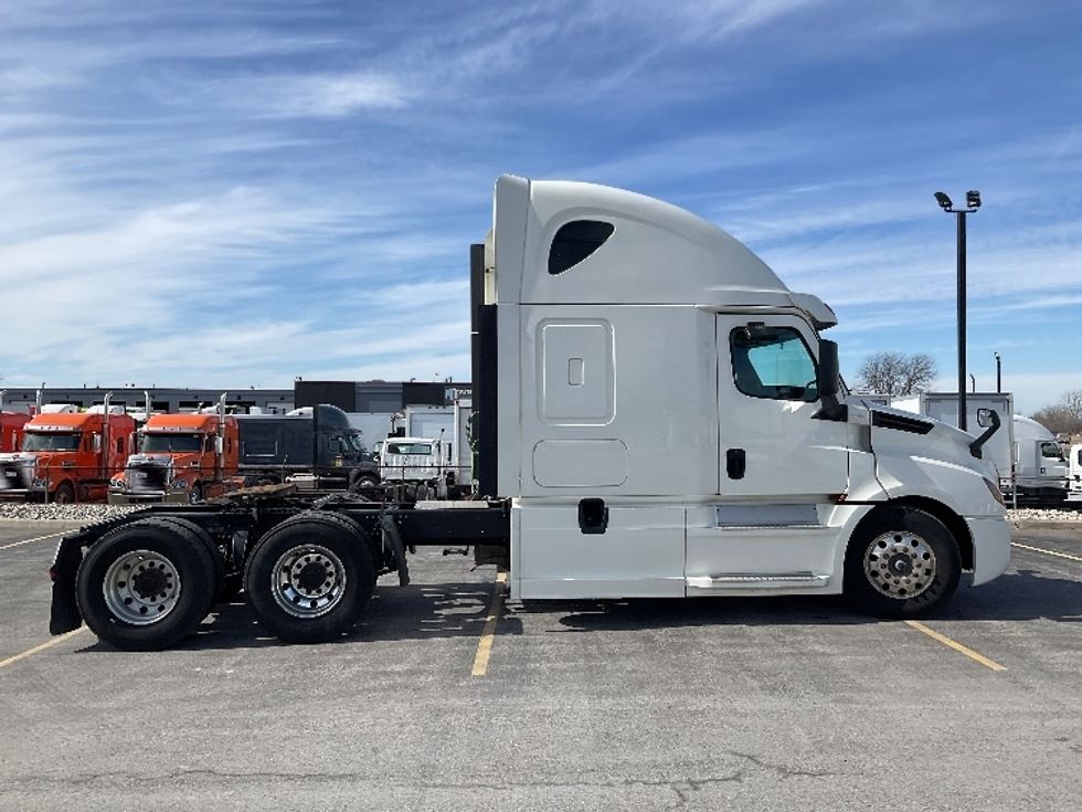 Sleeper Tractor-Heavy Duty Tractors-Freightliner-2019-T12664ST-Cambridge-ON-882,427\n\t\tkm-$ 61,250 - Image 8