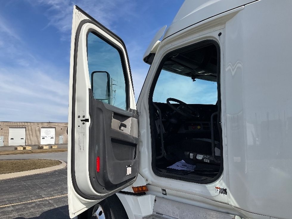 Sleeper Tractor-Heavy Duty Tractors-Freightliner-2019-T12664ST-Cambridge-ON-882,427\n\t\tkm-$ 61,250 - Image 9