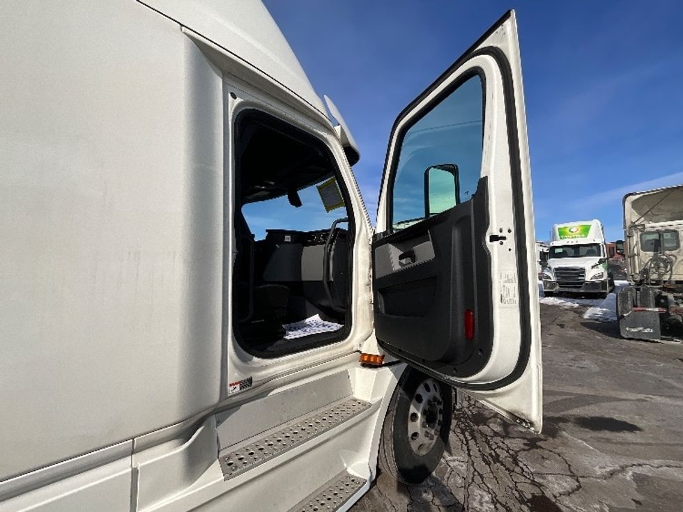 Sleeper Tractor-Heavy Duty Tractors-Freightliner-2019-T12664ST-Cambridge-ON-918,203\n\t\tkm-$ 64,500 - Image 13
