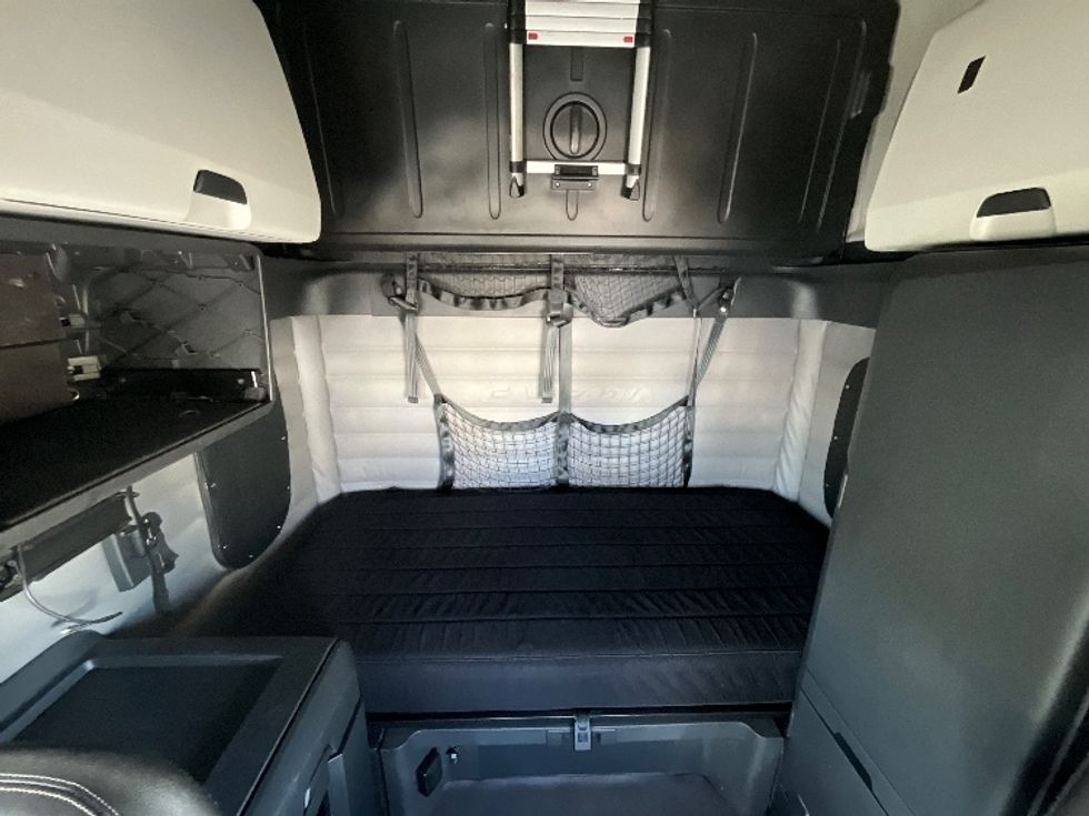 Sleeper Tractor-Heavy Duty Tractors-Freightliner-2019-T12664ST-Cambridge-ON-918,203\n\t\tkm-$ 64,500 - Image 16