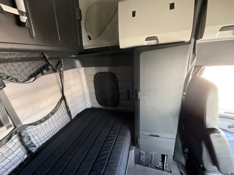 Sleeper Tractor-Heavy Duty Tractors-Freightliner-2019-T12664ST-Cambridge-ON-918,203\n\t\tkm-$ 64,500 - Image 18