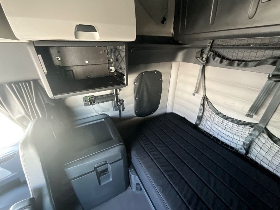 Sleeper Tractor-Heavy Duty Tractors-Freightliner-2019-T12664ST-Cambridge-ON-918,203\n\t\tkm-$ 64,500 - Image 19