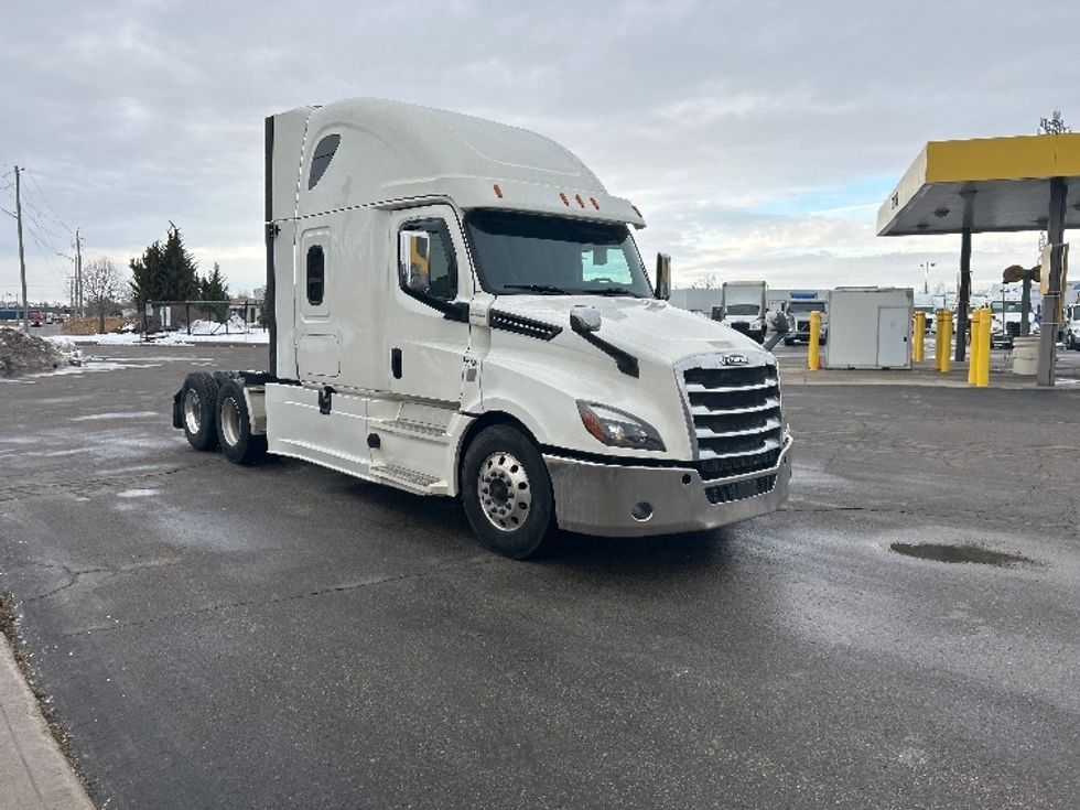 Sleeper Tractor-Heavy Duty Tractors-Freightliner-2019-T12664ST-Cambridge-ON-946,205\n\t\tkm-$ 62,750 - Image 1