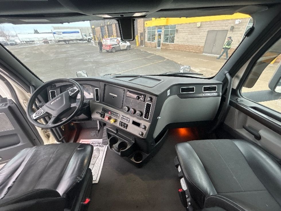 Sleeper Tractor-Heavy Duty Tractors-Freightliner-2019-T12664ST-Cambridge-ON-946,205\n\t\tkm-$ 62,750 - Image 12
