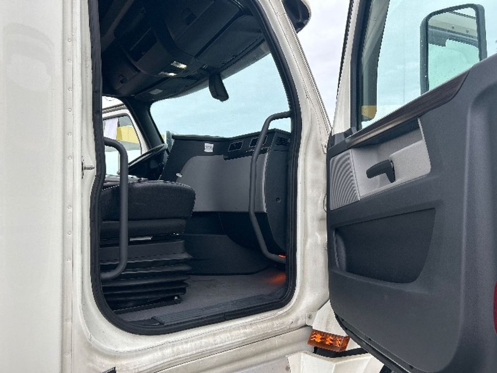 Sleeper Tractor-Heavy Duty Tractors-Freightliner-2019-T12664ST-Cambridge-ON-946,205\n\t\tkm-$ 62,750 - Image 13