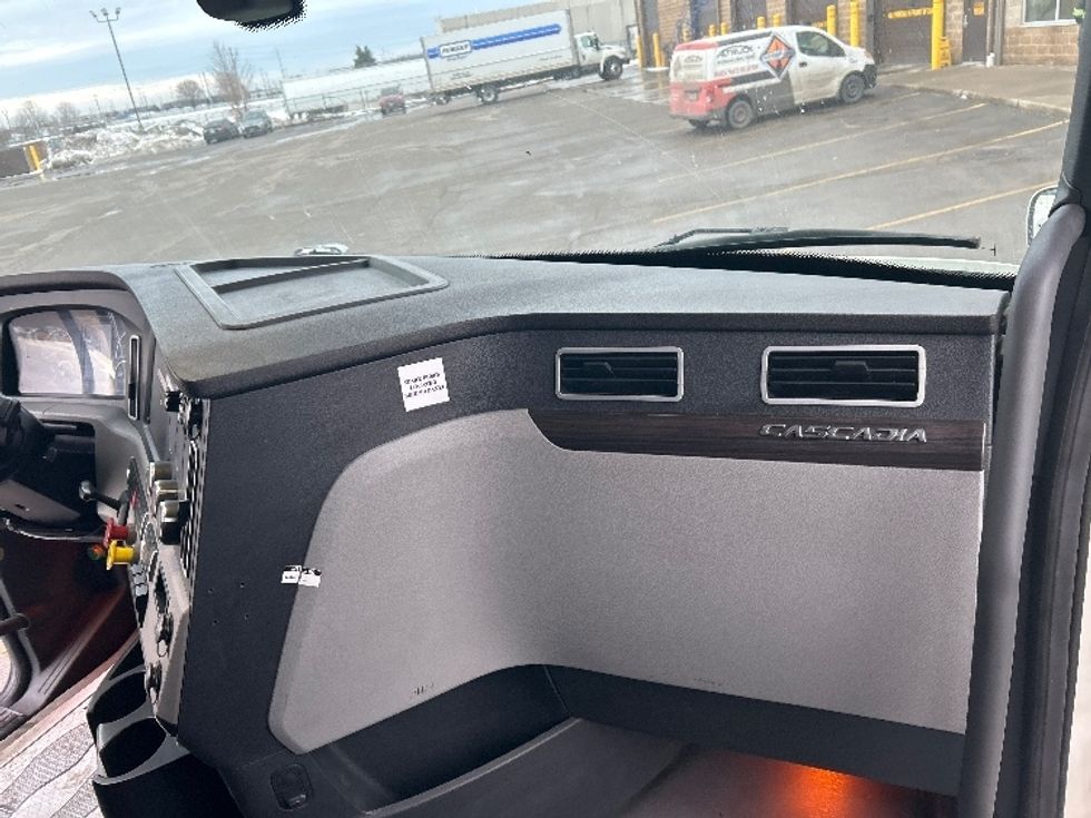 Sleeper Tractor-Heavy Duty Tractors-Freightliner-2019-T12664ST-Cambridge-ON-946,205\n\t\tkm-$ 62,750 - Image 14