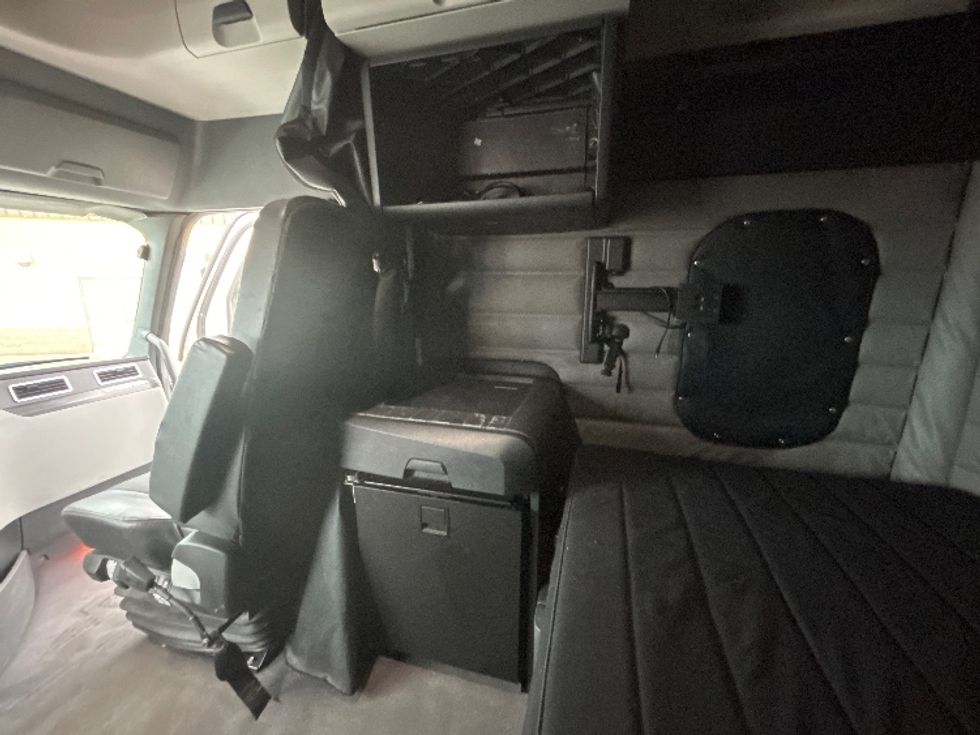 Sleeper Tractor-Heavy Duty Tractors-Freightliner-2019-T12664ST-Cambridge-ON-946,205\n\t\tkm-$ 62,750 - Image 17