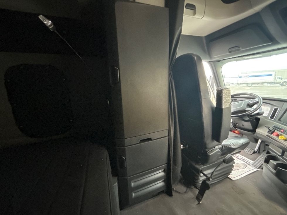 Sleeper Tractor-Heavy Duty Tractors-Freightliner-2019-T12664ST-Cambridge-ON-946,205\n\t\tkm-$ 62,750 - Image 18