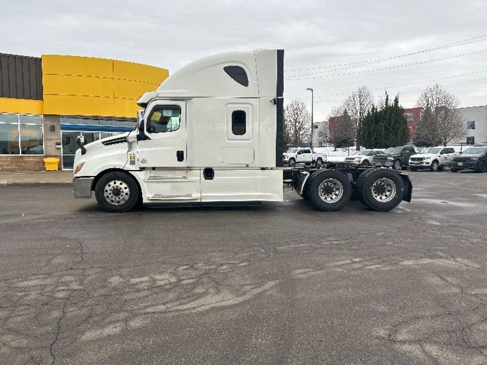 Sleeper Tractor-Heavy Duty Tractors-Freightliner-2019-T12664ST-Cambridge-ON-946,205\n\t\tkm-$ 62,750 - Image 4