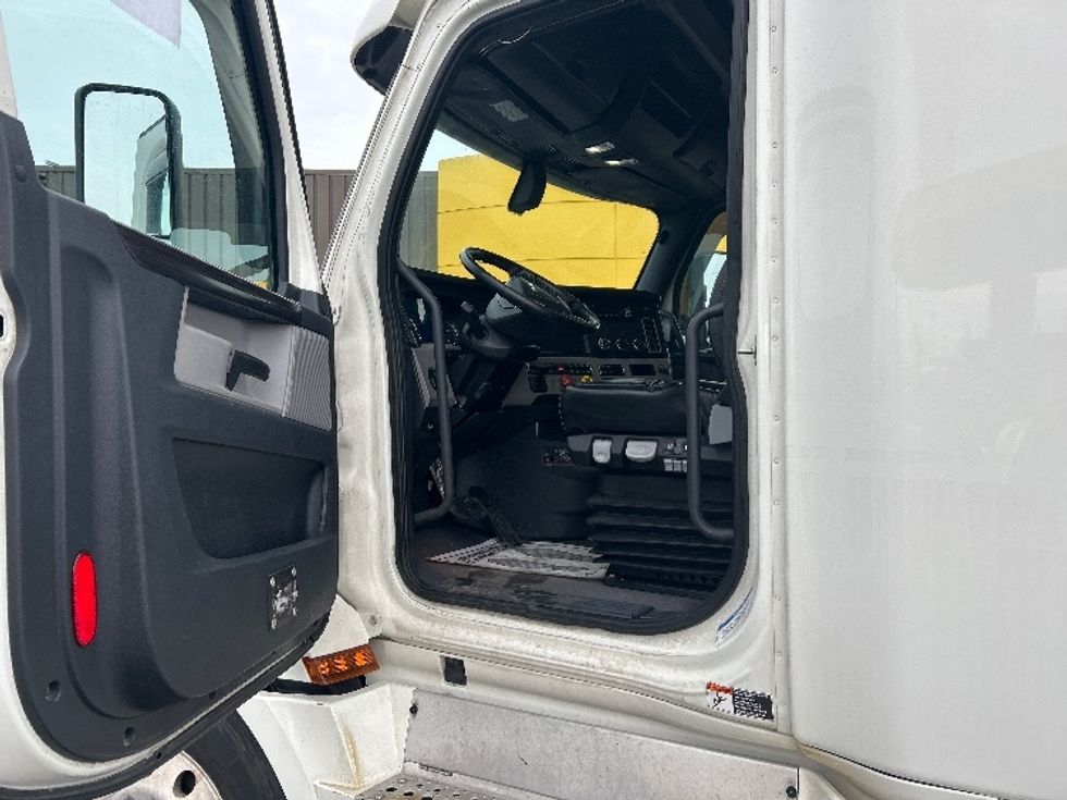 Sleeper Tractor-Heavy Duty Tractors-Freightliner-2019-T12664ST-Cambridge-ON-946,205\n\t\tkm-$ 62,750 - Image 9
