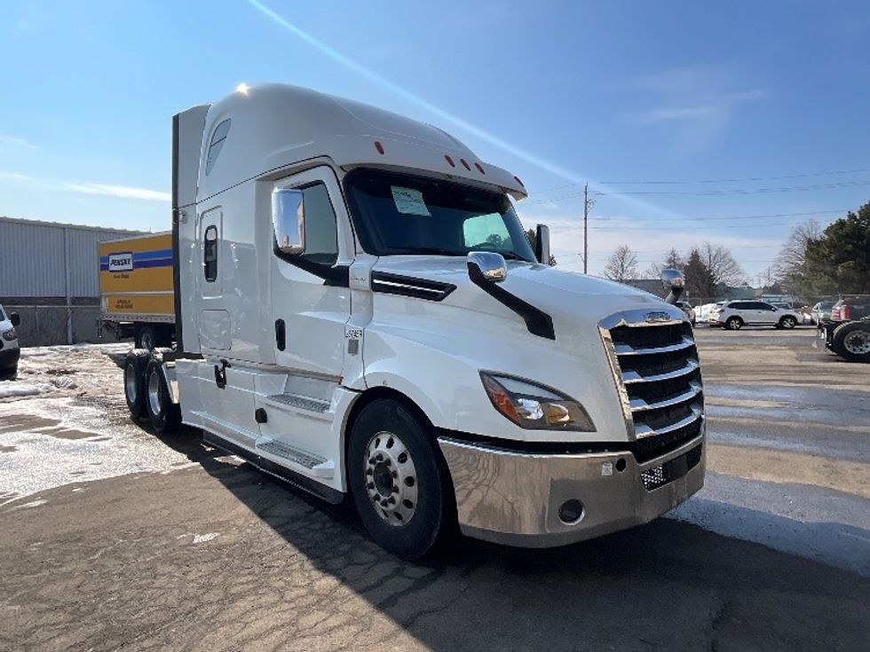Sleeper Tractor-Heavy Duty Tractors-Freightliner-2019-T12664ST-Cambridge-ON-949,610\n\t\tkm-$ 62,750 - Image 1