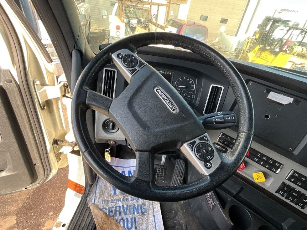 Sleeper Tractor-Heavy Duty Tractors-Freightliner-2019-T12664ST-Cambridge-ON-949,610\n\t\tkm-$ 62,750 - Image 11