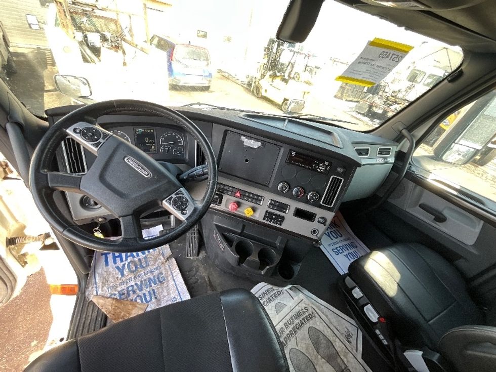 Sleeper Tractor-Heavy Duty Tractors-Freightliner-2019-T12664ST-Cambridge-ON-949,610\n\t\tkm-$ 62,750 - Image 12