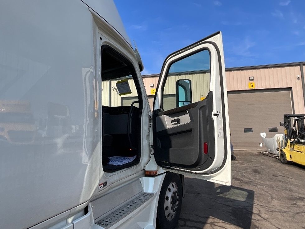 Sleeper Tractor-Heavy Duty Tractors-Freightliner-2019-T12664ST-Cambridge-ON-949,610\n\t\tkm-$ 62,750 - Image 13