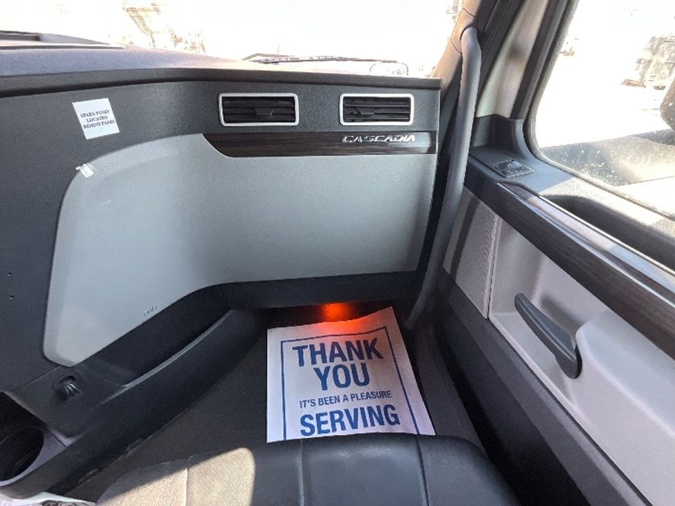 Sleeper Tractor-Heavy Duty Tractors-Freightliner-2019-T12664ST-Cambridge-ON-949,610\n\t\tkm-$ 62,750 - Image 14