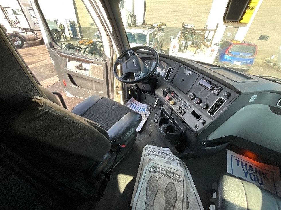 Sleeper Tractor-Heavy Duty Tractors-Freightliner-2019-T12664ST-Cambridge-ON-949,610\n\t\tkm-$ 62,750 - Image 15