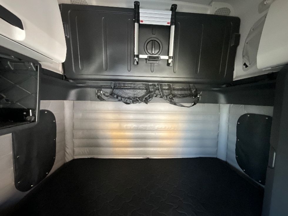 Sleeper Tractor-Heavy Duty Tractors-Freightliner-2019-T12664ST-Cambridge-ON-949,610\n\t\tkm-$ 62,750 - Image 16