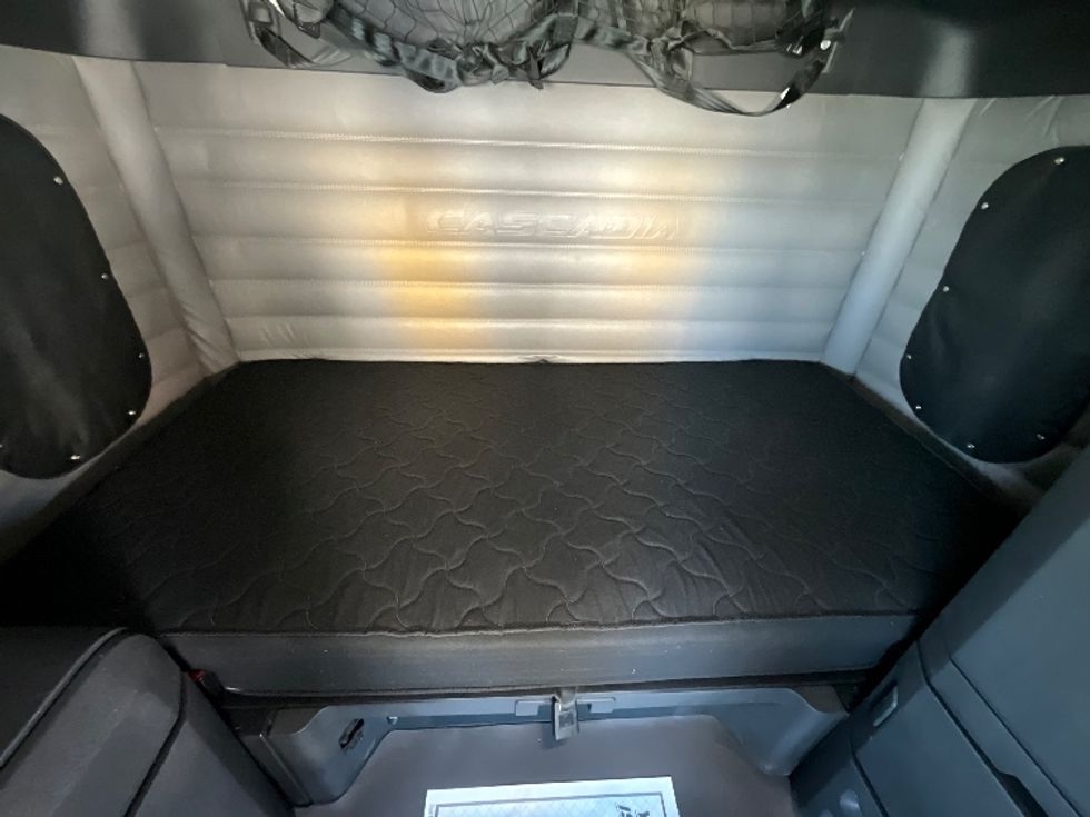 Sleeper Tractor-Heavy Duty Tractors-Freightliner-2019-T12664ST-Cambridge-ON-949,610\n\t\tkm-$ 62,750 - Image 17