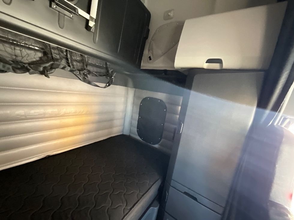 Sleeper Tractor-Heavy Duty Tractors-Freightliner-2019-T12664ST-Cambridge-ON-949,610\n\t\tkm-$ 62,750 - Image 18