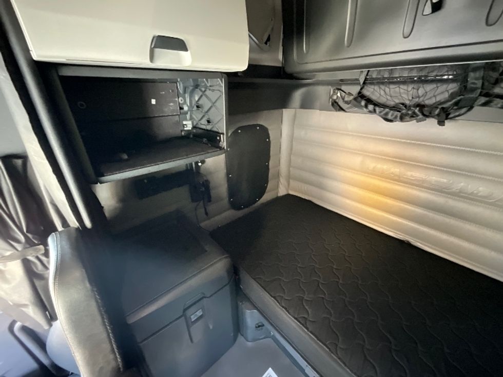 Sleeper Tractor-Heavy Duty Tractors-Freightliner-2019-T12664ST-Cambridge-ON-949,610\n\t\tkm-$ 62,750 - Image 19