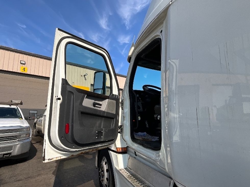 Sleeper Tractor-Heavy Duty Tractors-Freightliner-2019-T12664ST-Cambridge-ON-949,610\n\t\tkm-$ 62,750 - Image 9