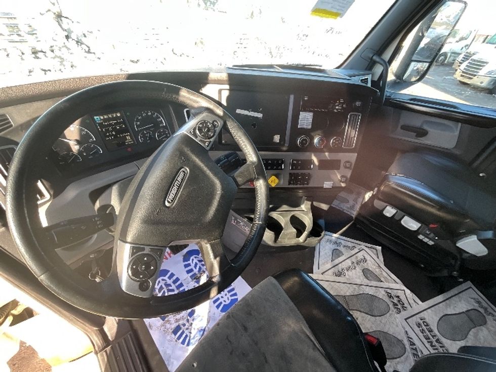 Sleeper Tractor-Heavy Duty Tractors-Freightliner-2019-T12664ST-Cambridge-ON-967,091\n\t\tkm-$ 62,000 - Image 10