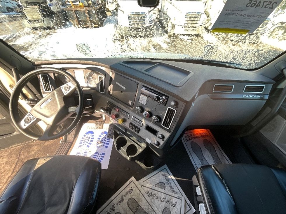 Sleeper Tractor-Heavy Duty Tractors-Freightliner-2019-T12664ST-Cambridge-ON-967,091\n\t\tkm-$ 62,000 - Image 12
