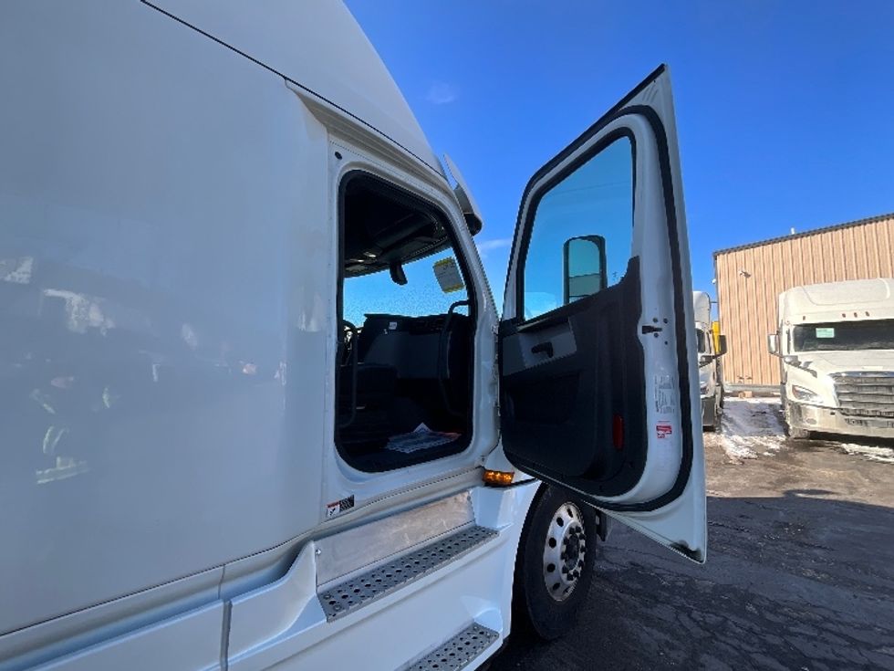 Sleeper Tractor-Heavy Duty Tractors-Freightliner-2019-T12664ST-Cambridge-ON-967,091\n\t\tkm-$ 62,000 - Image 13