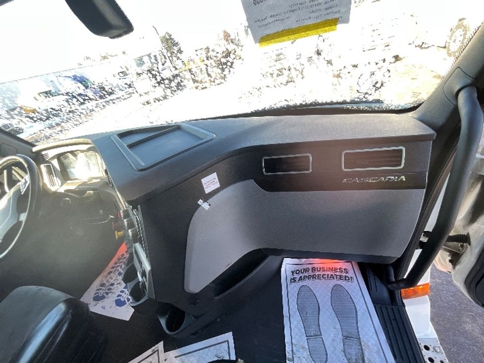 Sleeper Tractor-Heavy Duty Tractors-Freightliner-2019-T12664ST-Cambridge-ON-967,091\n\t\tkm-$ 62,000 - Image 14