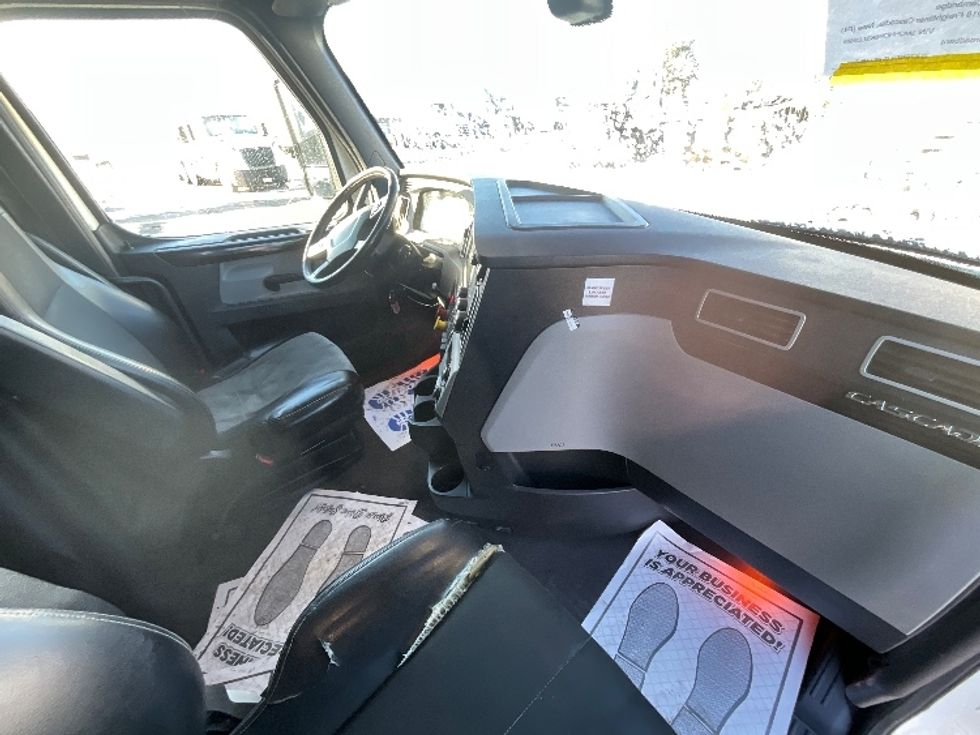 Sleeper Tractor-Heavy Duty Tractors-Freightliner-2019-T12664ST-Cambridge-ON-967,091\n\t\tkm-$ 62,000 - Image 15