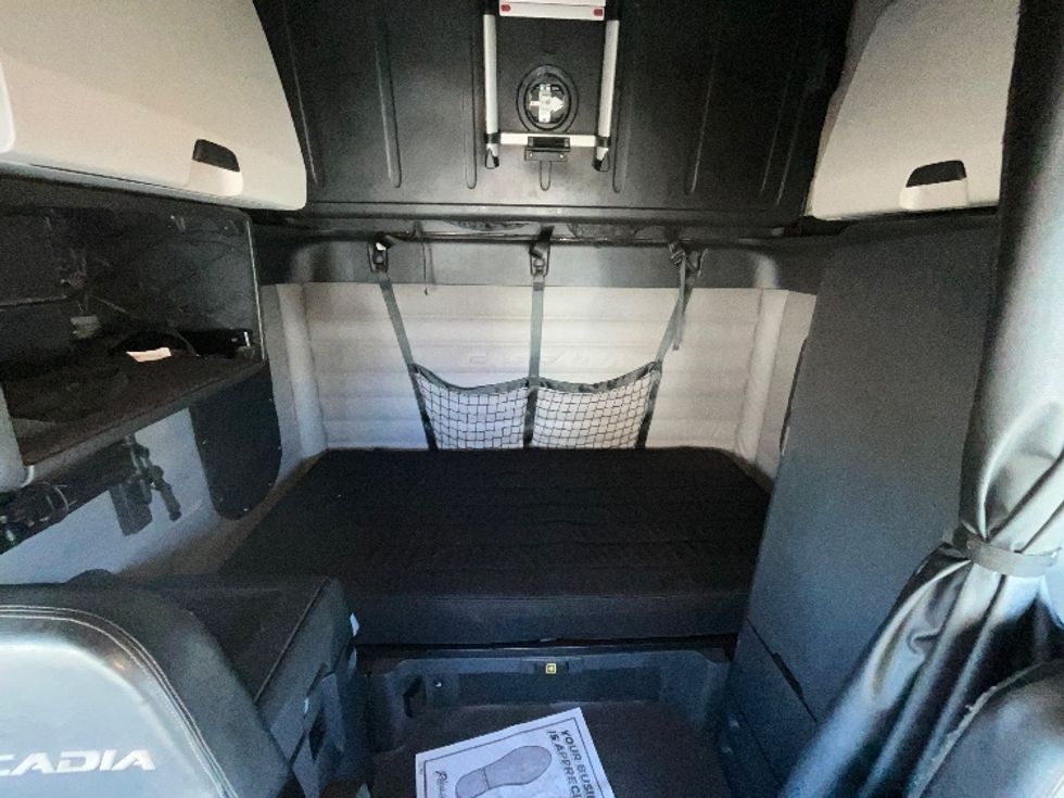 Sleeper Tractor-Heavy Duty Tractors-Freightliner-2019-T12664ST-Cambridge-ON-967,091\n\t\tkm-$ 62,000 - Image 16