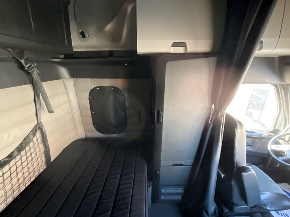 Sleeper Tractor-Heavy Duty Tractors-Freightliner-2019-T12664ST-Cambridge-ON-967,091\n\t\tkm-$ 62,000 - Image 18