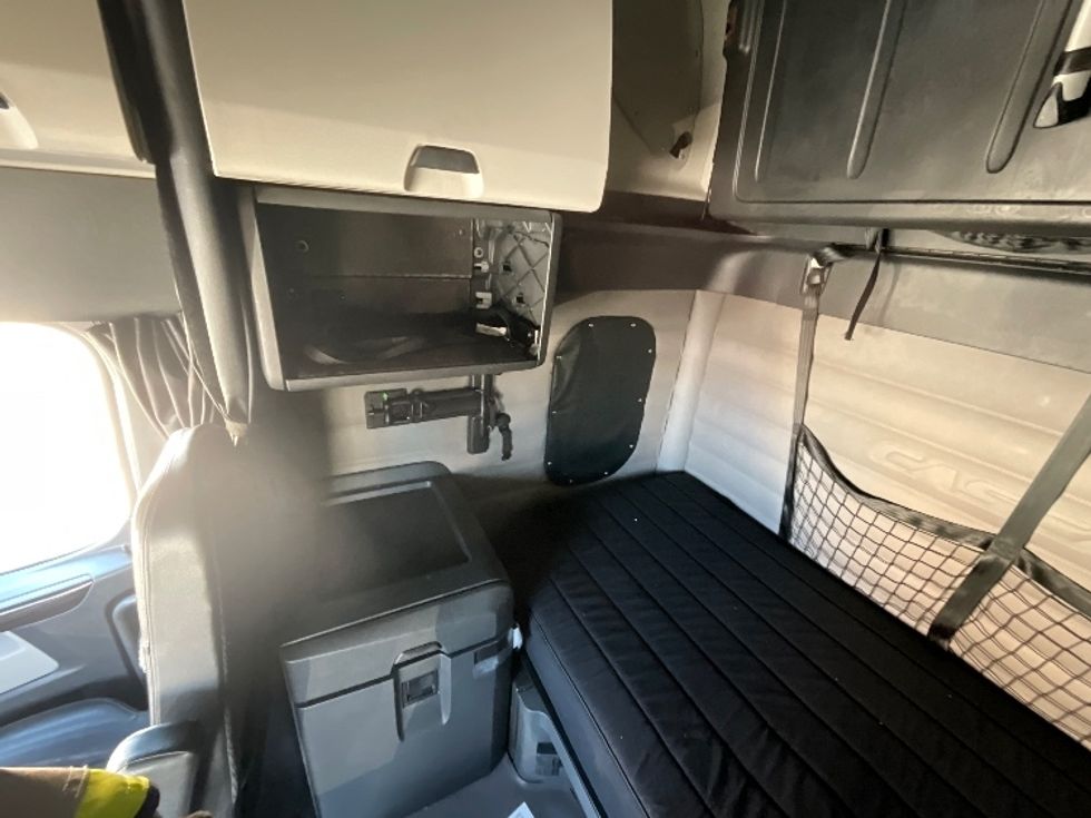 Sleeper Tractor-Heavy Duty Tractors-Freightliner-2019-T12664ST-Cambridge-ON-967,091\n\t\tkm-$ 62,000 - Image 19