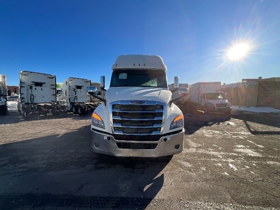 Sleeper Tractor-Heavy Duty Tractors-Freightliner-2019-T12664ST-Cambridge-ON-967,091\n\t\tkm-$ 62,000 - Image 2