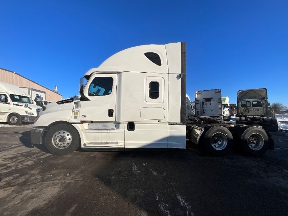 Sleeper Tractor-Heavy Duty Tractors-Freightliner-2019-T12664ST-Cambridge-ON-967,091\n\t\tkm-$ 62,000 - Image 4