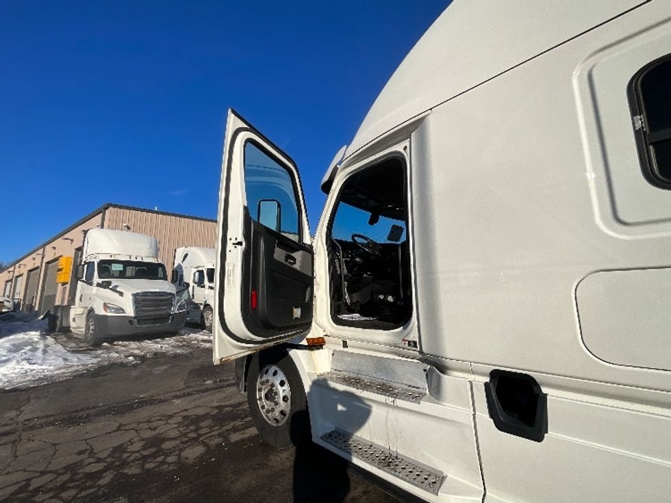 Sleeper Tractor-Heavy Duty Tractors-Freightliner-2019-T12664ST-Cambridge-ON-967,091\n\t\tkm-$ 62,000 - Image 9