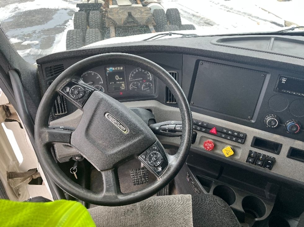 Sleeper Tractor-Heavy Duty Tractors-Freightliner-2019-T12664ST-Canton-OH-433,165\n\t\tmiles-$ 52,250 - Image 10