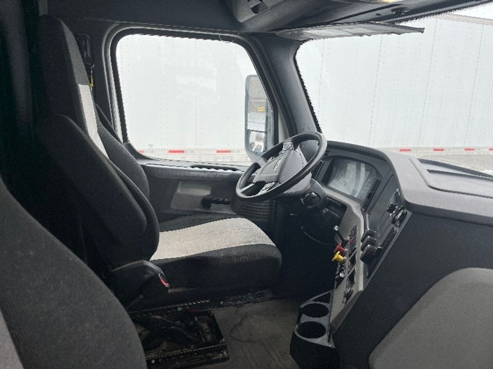 Sleeper Tractor-Heavy Duty Tractors-Freightliner-2019-T12664ST-Canton-OH-433,165\n\t\tmiles-$ 52,250 - Image 11