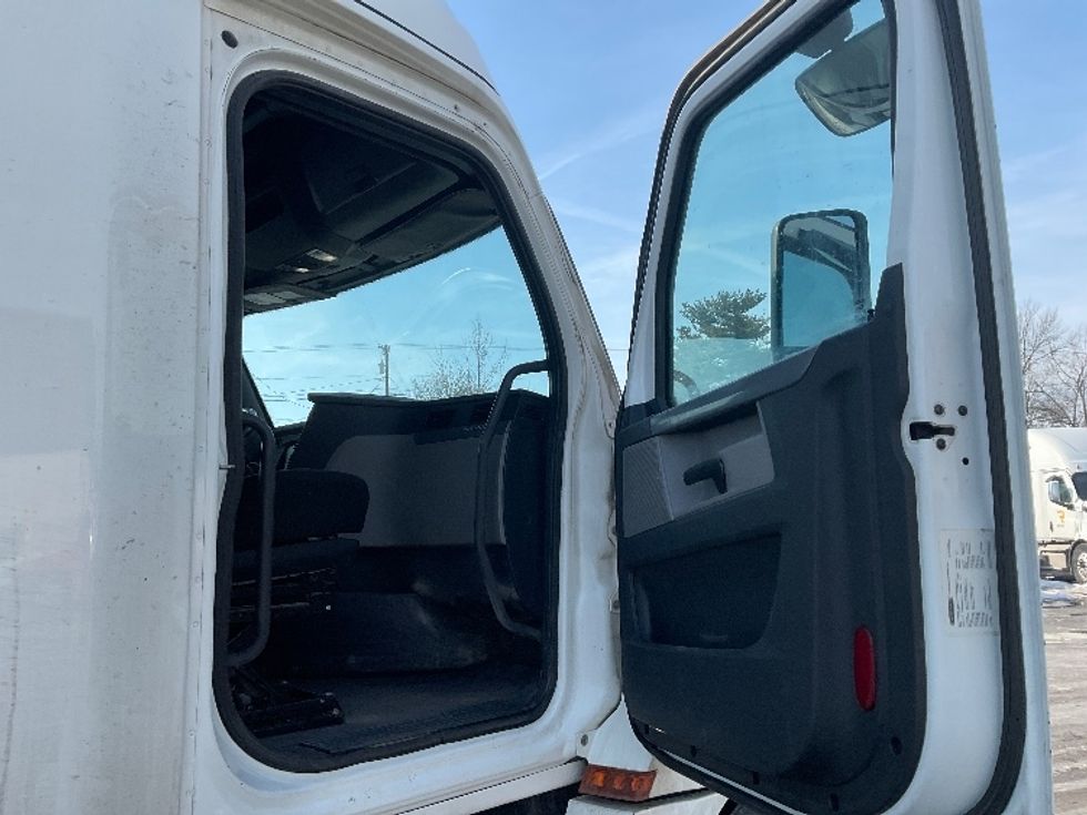 Sleeper Tractor-Heavy Duty Tractors-Freightliner-2019-T12664ST-Canton-OH-433,165\n\t\tmiles-$ 52,250 - Image 12