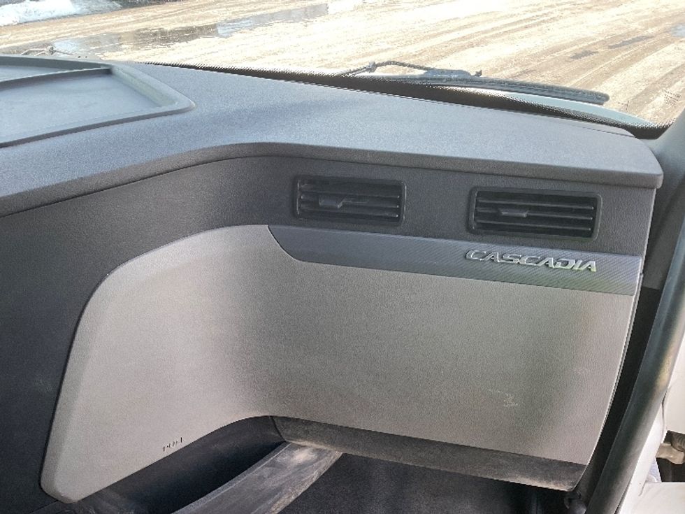 Sleeper Tractor-Heavy Duty Tractors-Freightliner-2019-T12664ST-Canton-OH-433,165\n\t\tmiles-$ 52,250 - Image 13