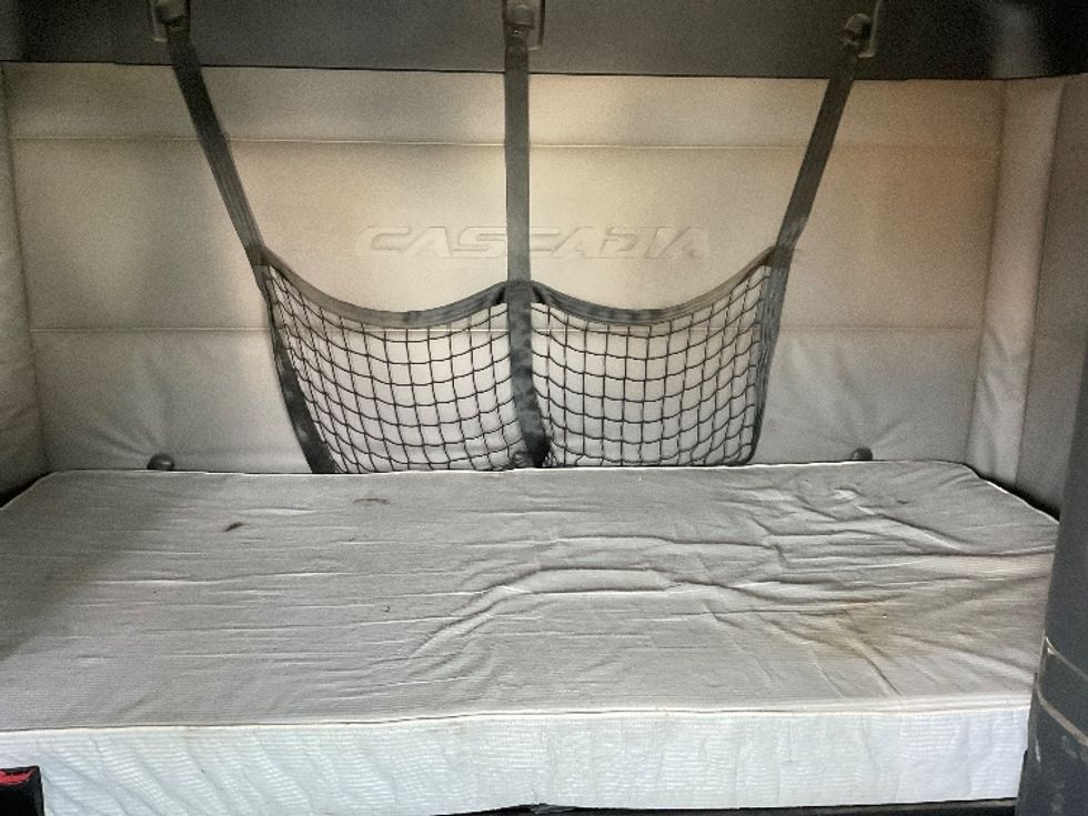 Sleeper Tractor-Heavy Duty Tractors-Freightliner-2019-T12664ST-Canton-OH-433,165\n\t\tmiles-$ 52,250 - Image 15