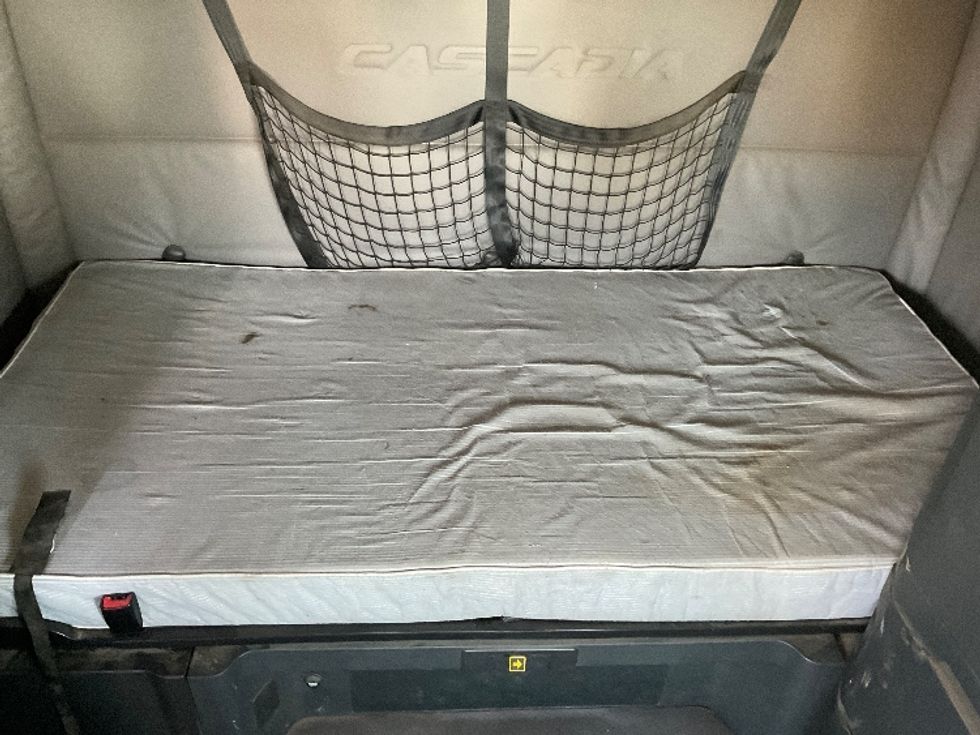 Sleeper Tractor-Heavy Duty Tractors-Freightliner-2019-T12664ST-Canton-OH-433,165\n\t\tmiles-$ 52,250 - Image 16